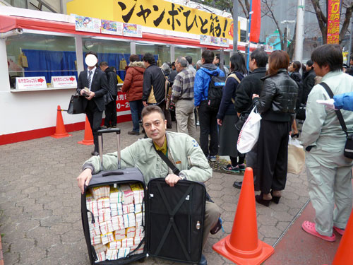 一粒万倍日に大阪駅前第４ビル特設売場で2016年末ジャンボ宝くじ購入代行サービス風景