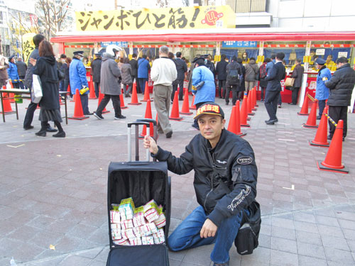 大安に大阪駅前第4ビル特設売場で2020年末ジャンボ宝くじ購入代行サービス風景